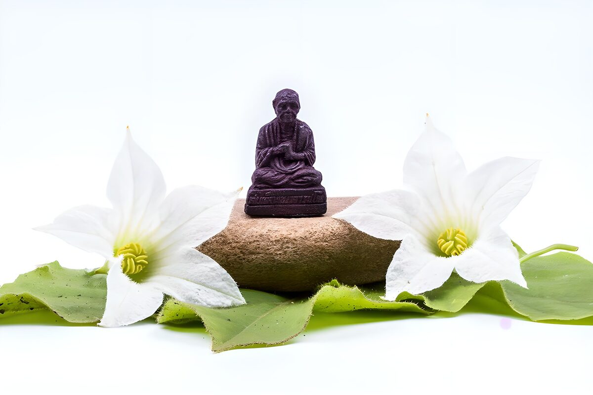 Mediterende Boeddha omringd door bloemen