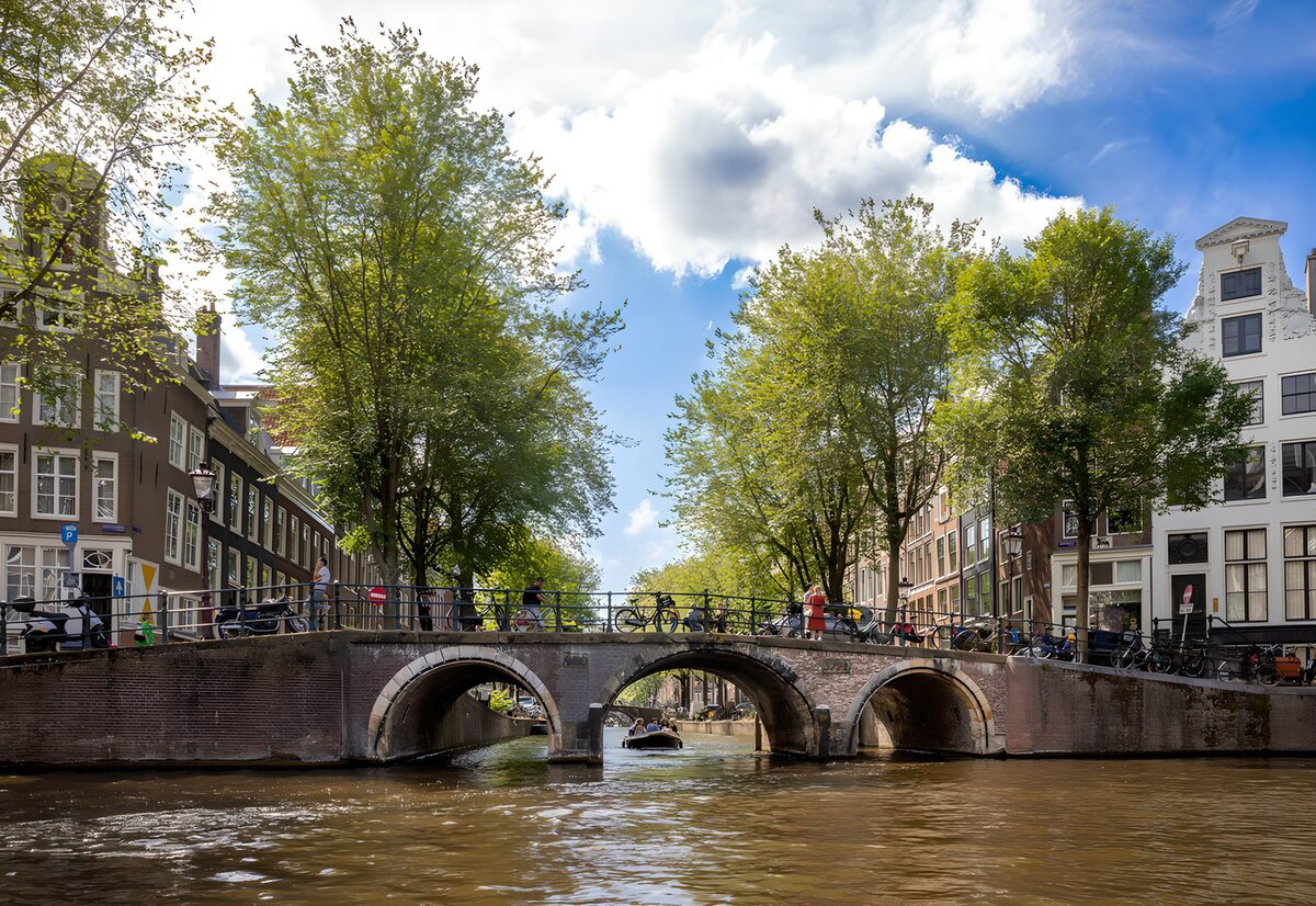 Historische brug over de Amsterdamse gracht