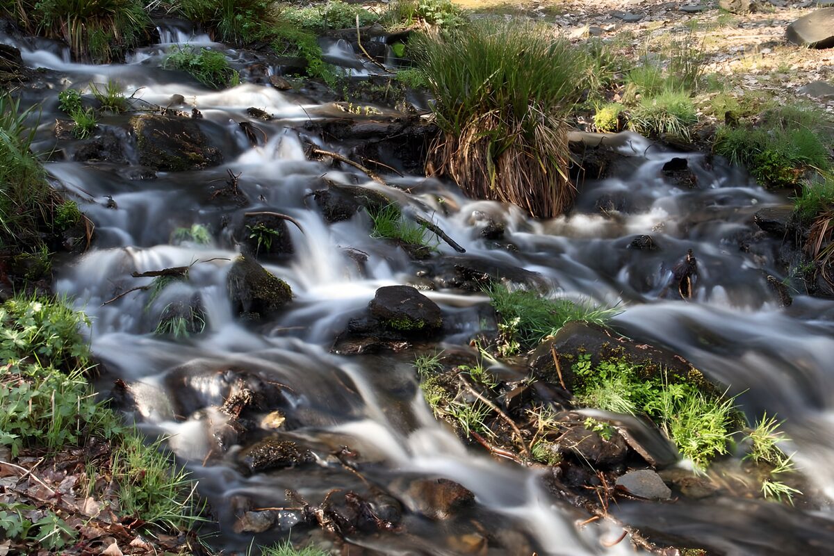 TP62866: Stromend Water Langs Rotsen