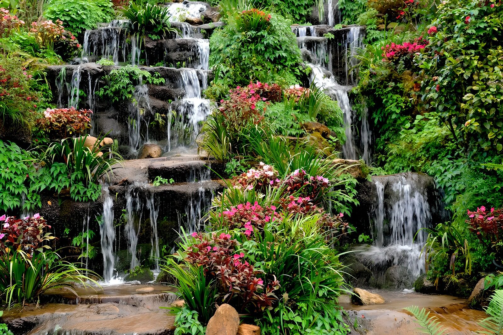 TP50029: Waterval tussen kleurrijke bloemen