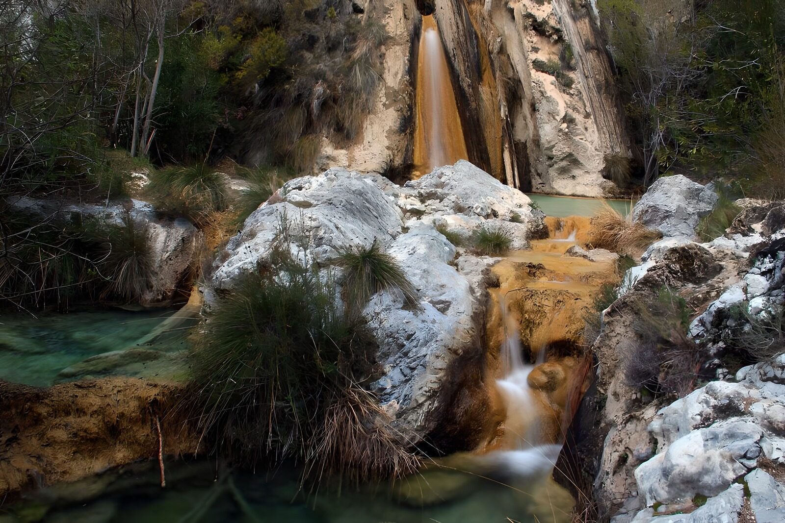 TP16112: Waterval tussen rotsen en helder water