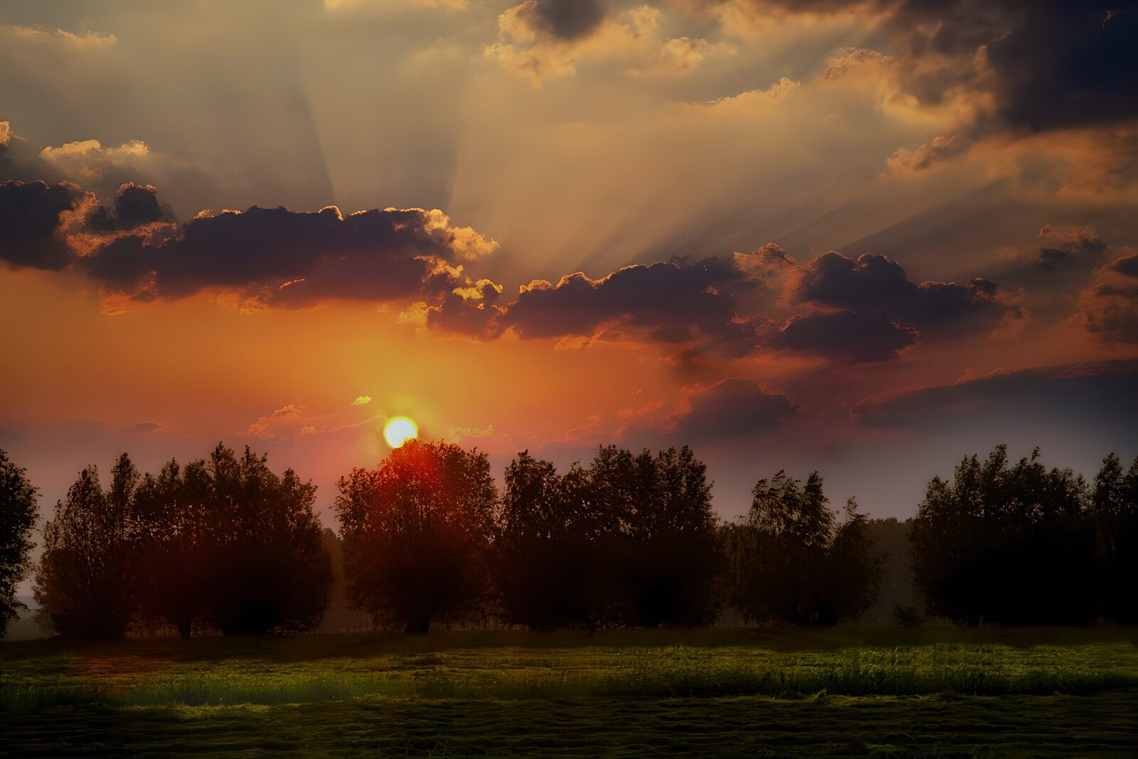 TP52921: Prachtige zonsondergang bij bomen