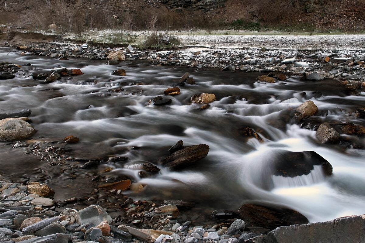 Stromend Water tussen Stenen