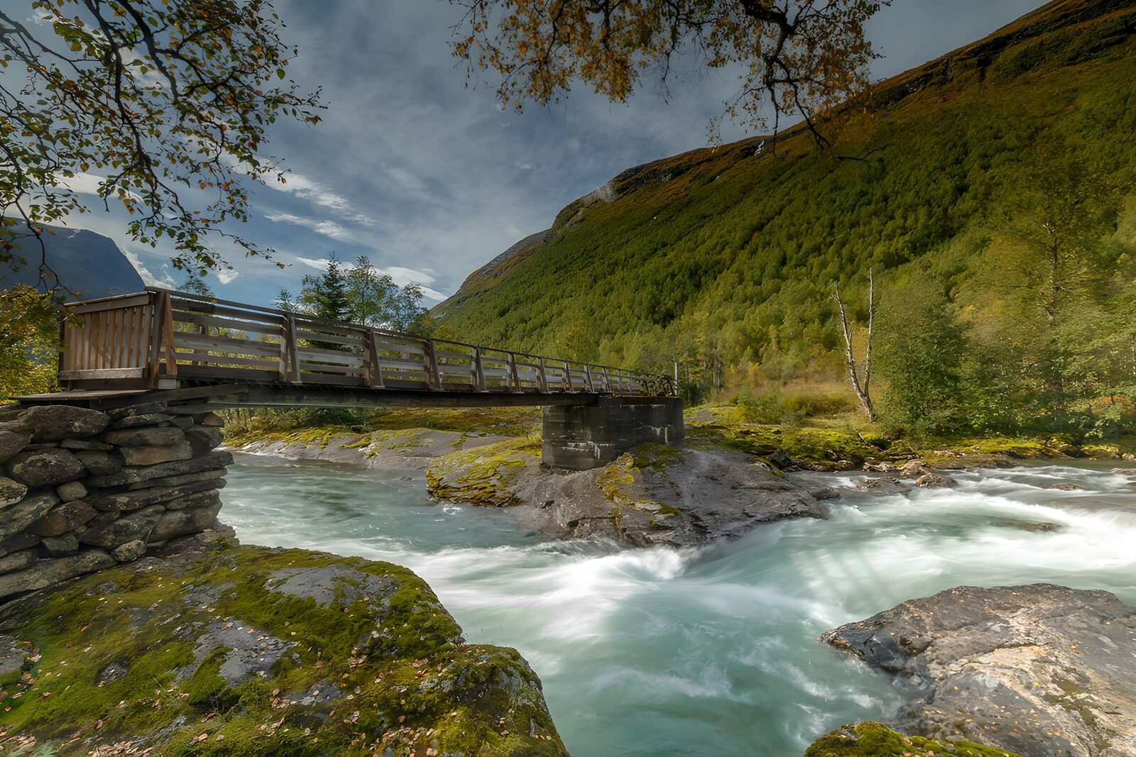 TP16549: Rustige brug over een heldere rivier