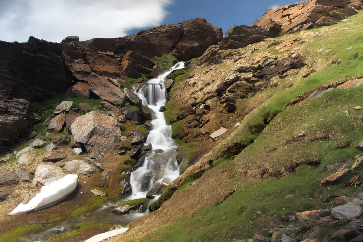 Waterval tussen rotsen en groen
