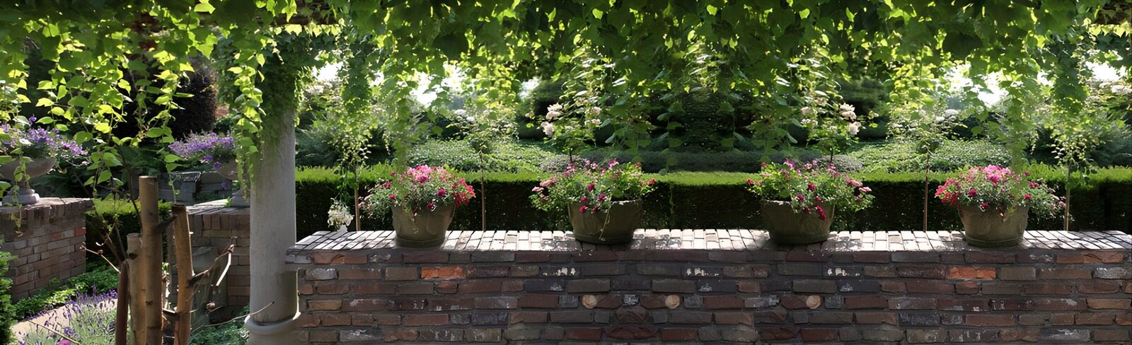 TP68176: Groene oase met bloemen en bakstenen muur