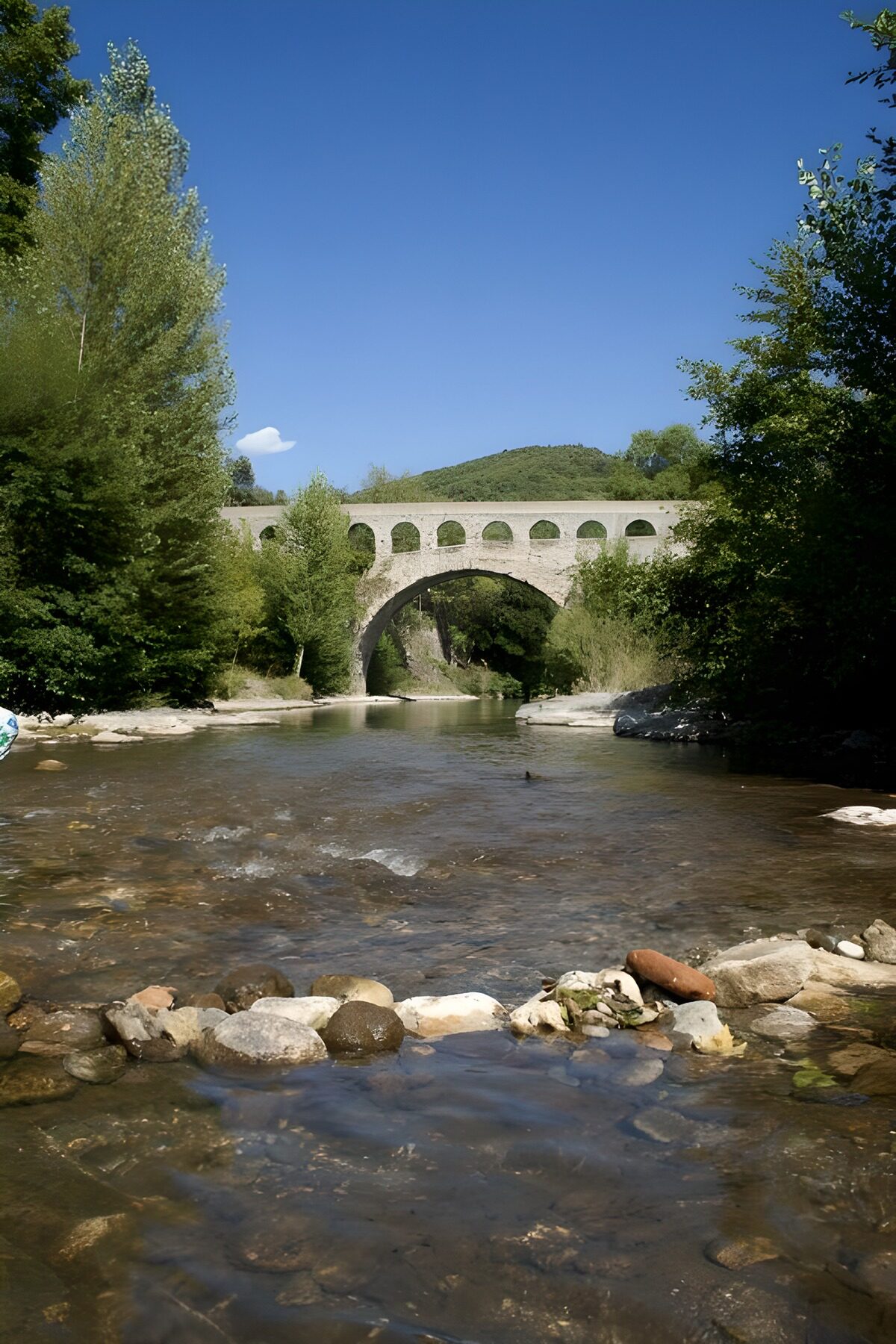 Historische brug over een heldere rivier