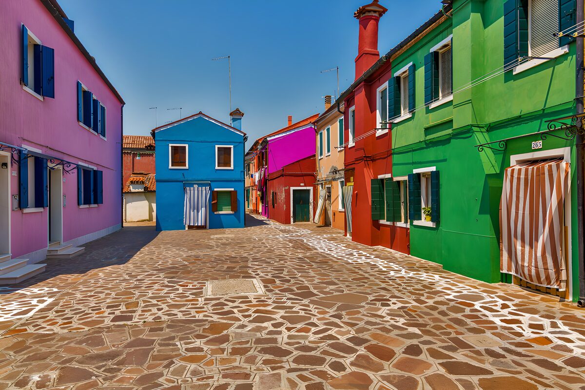 Kleurrijke straat in Burano, Italië