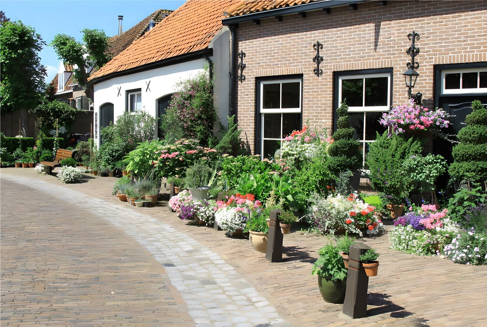 TP26821: Voortuin van huis langs laan van klinkers