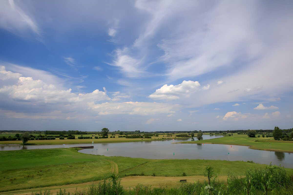 TP32534: Rustige Landschap met Water en Luchten