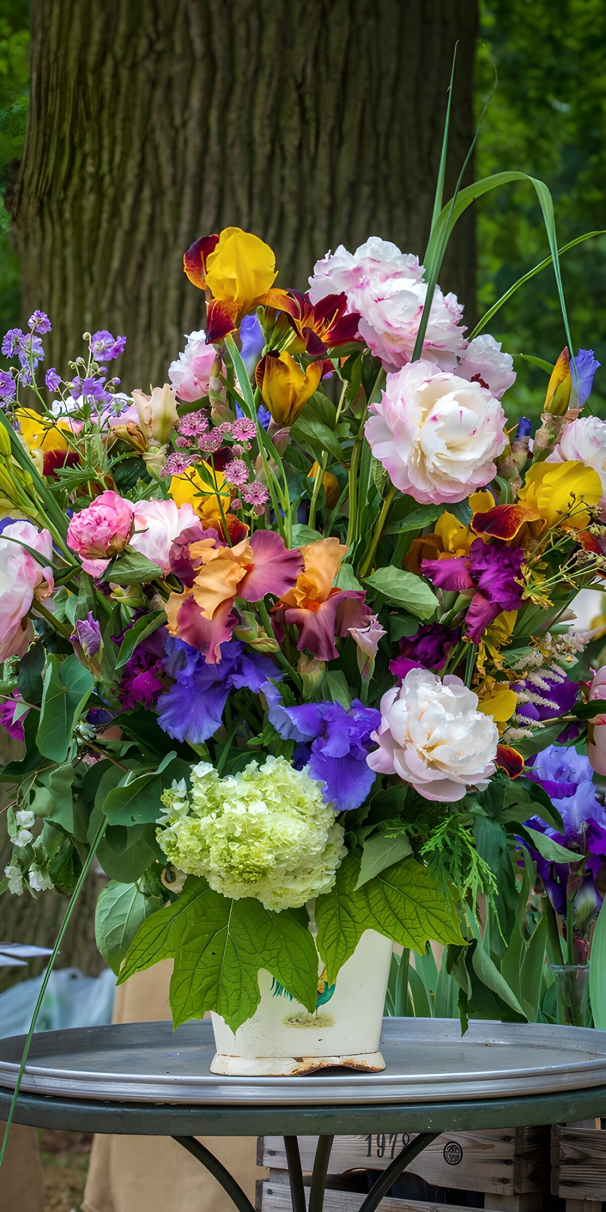 Kleurrijk boeket in een oude pot