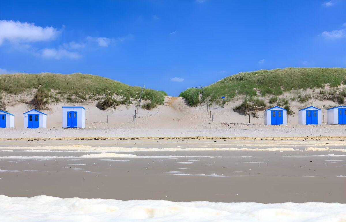 TP81669: Blauwe strandhuisjes aan de kust