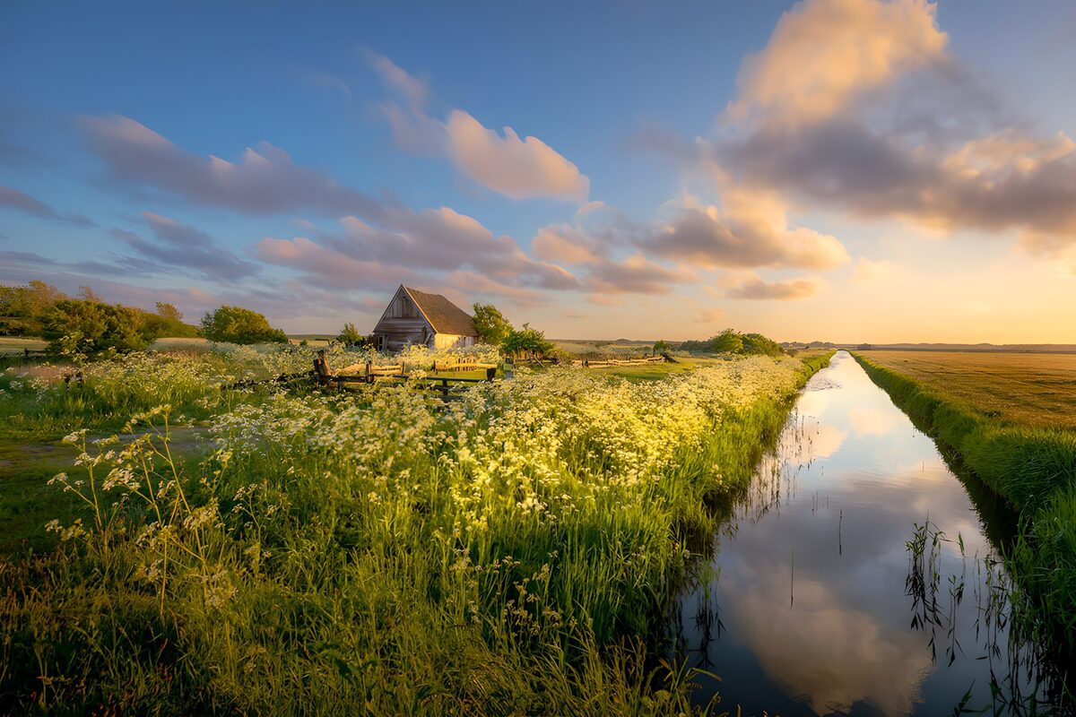 Rustiek landschap bij zonsondergang