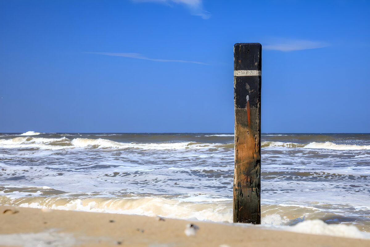 TP34741: Houten paal aan het strand