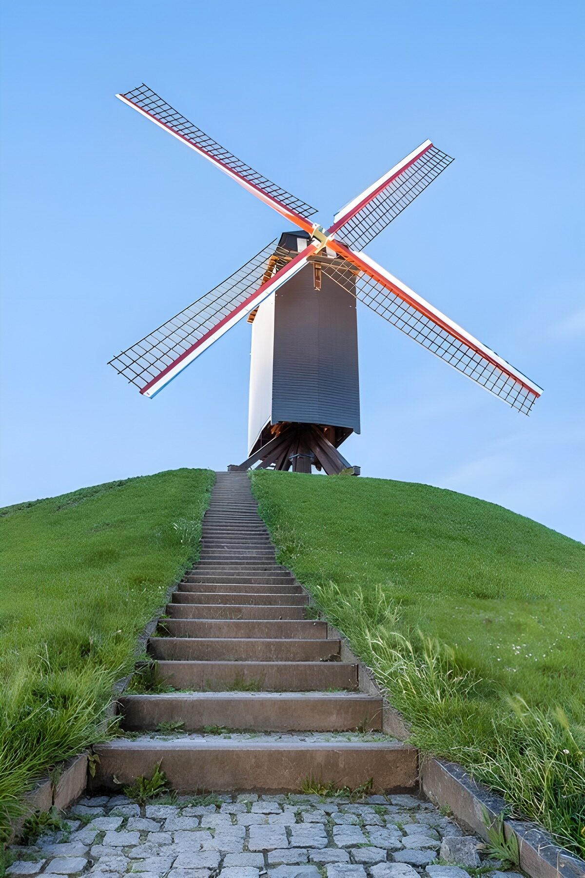 TP73566: Windmolen op een heuvel met trappen