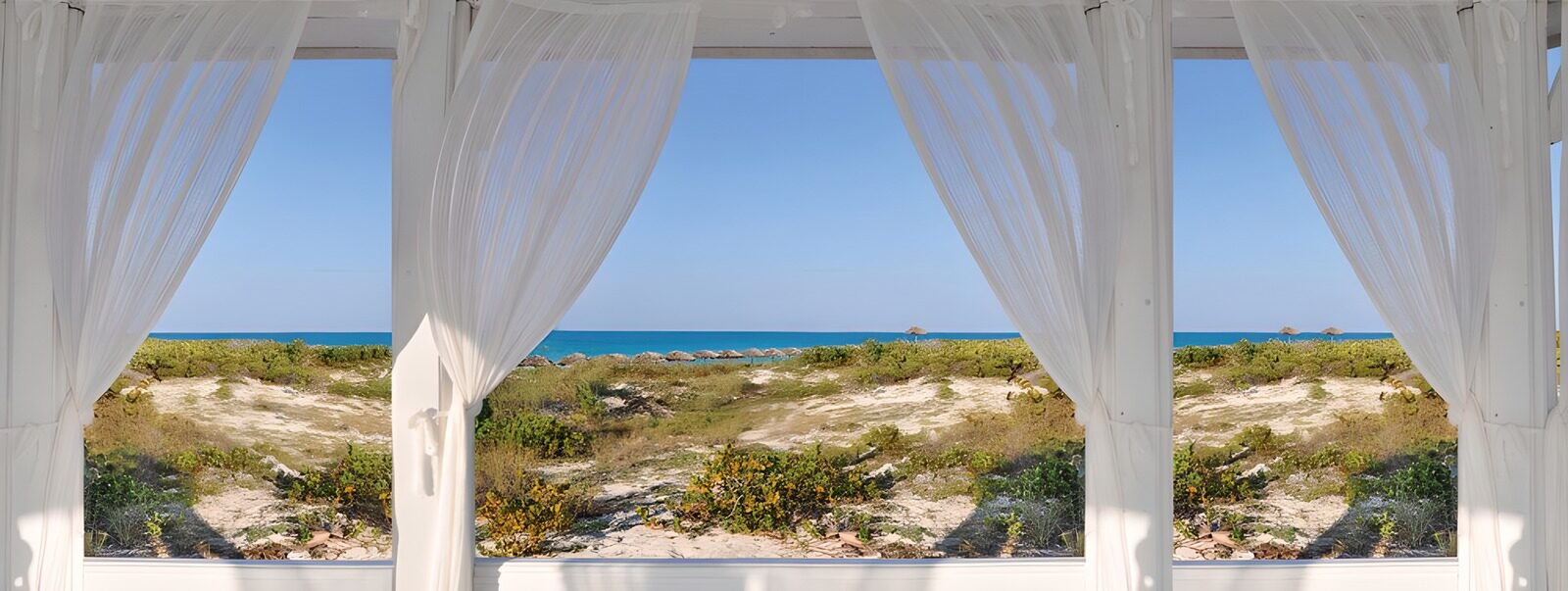 TP92063: Doorkijkje vanuit strandhuis met witte vitrage op tropische strand