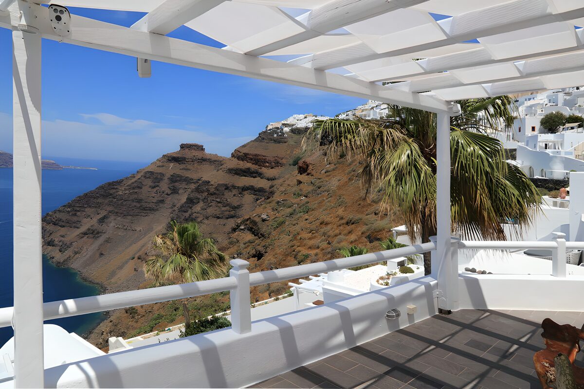 Uitzicht op de kust van Santorini