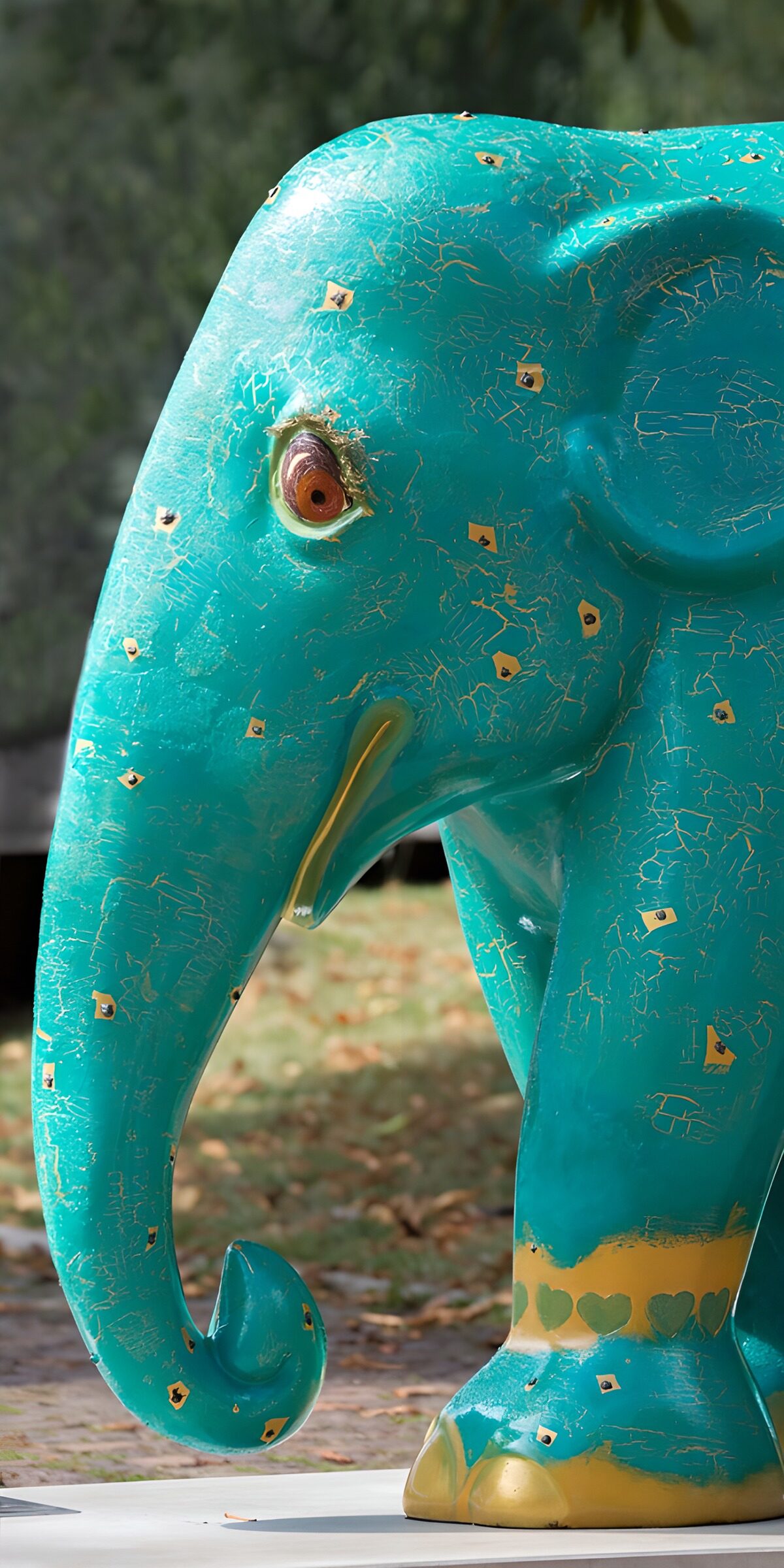 TP93649: Kleurrijke olifant met gouden accenten