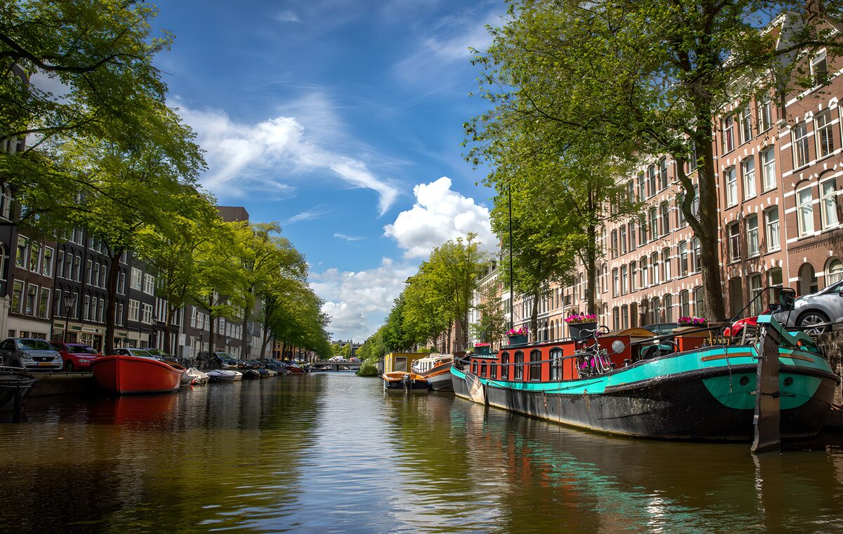Rustige gracht in Amsterdam