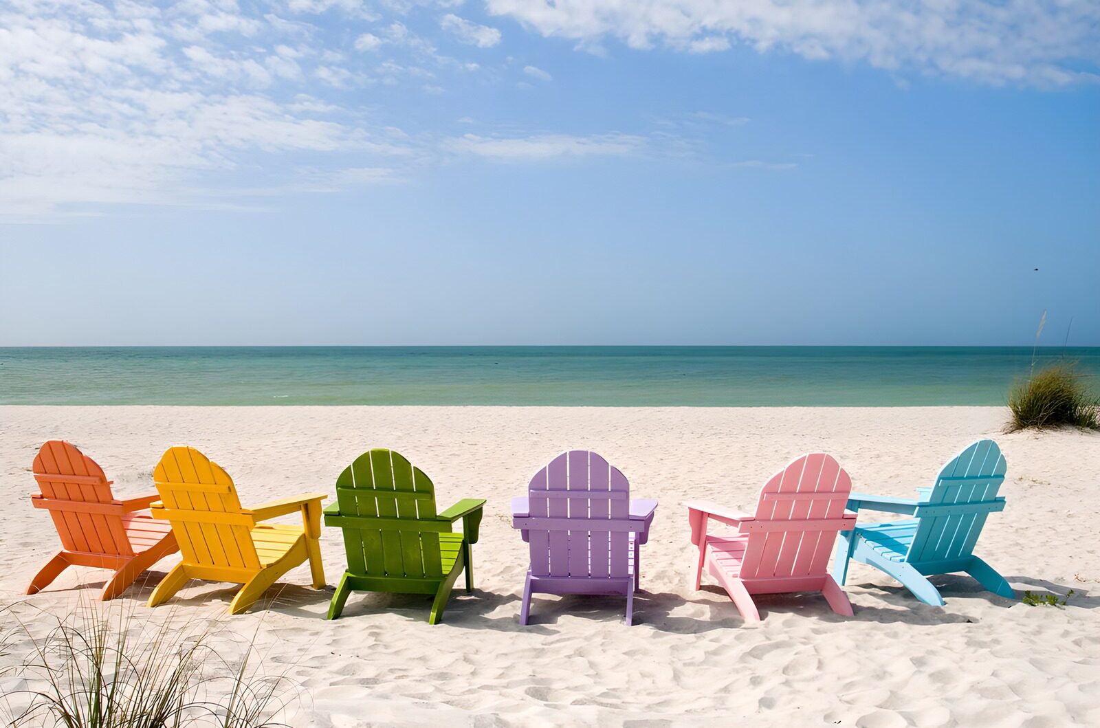 TP51051: Kleurrijke ligstoelen op het strand