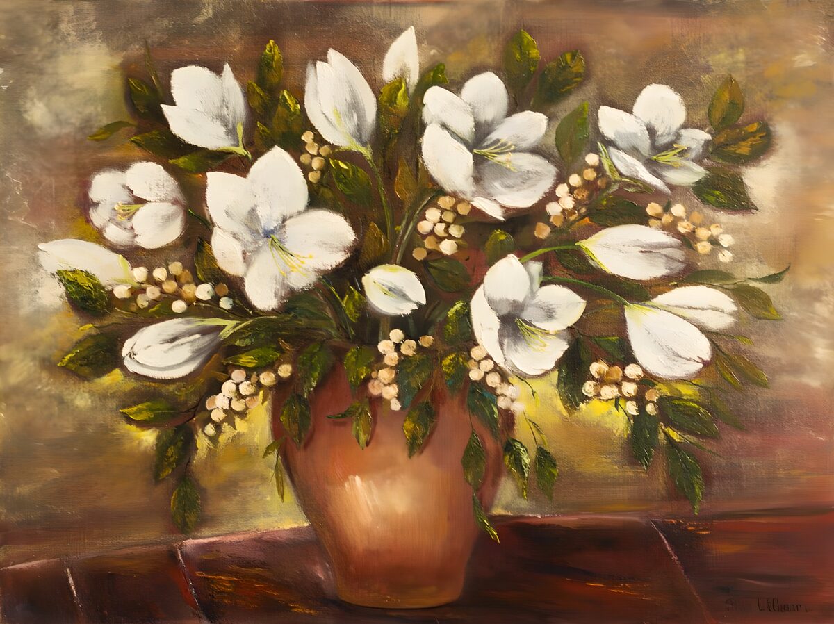 Witte bloemen in een aardewerken vaas