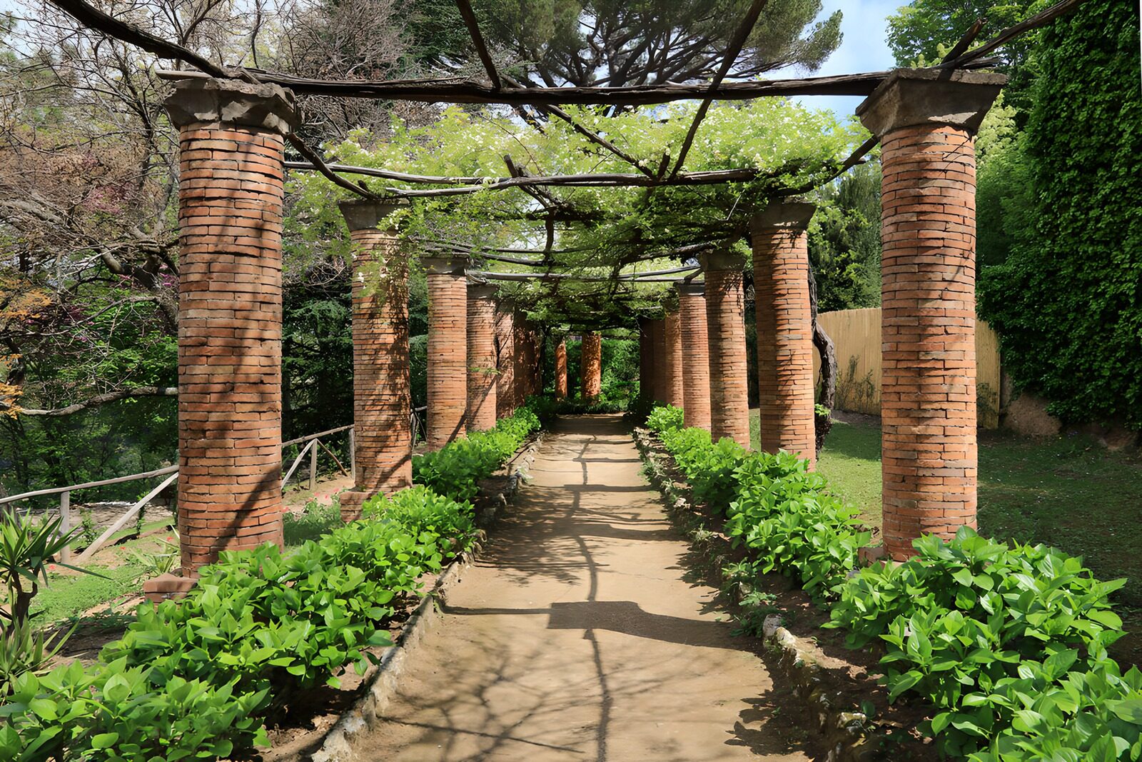 TP41496: Prachtige tuin met kleurrijke pilaren