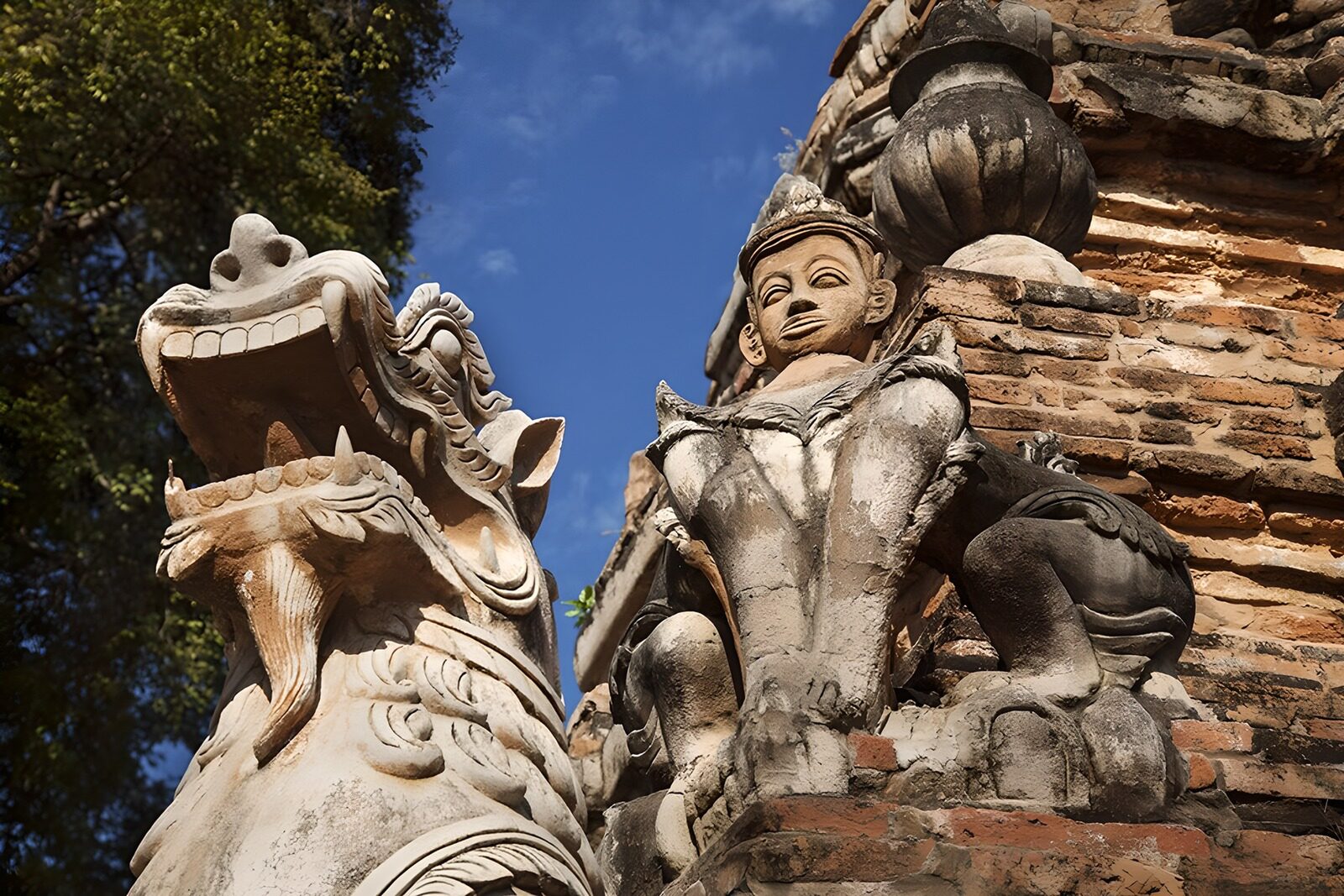 TP49936: Draak op de hoek van een tempel