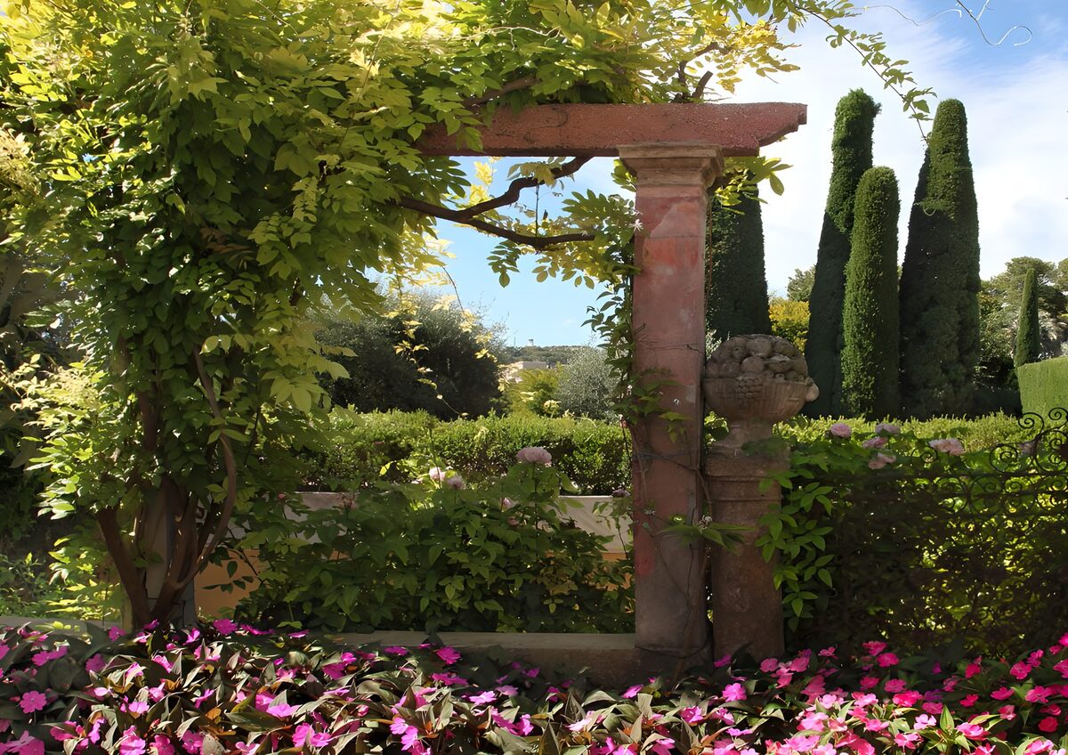 Prachtige tuin met groen pergola en bloemen