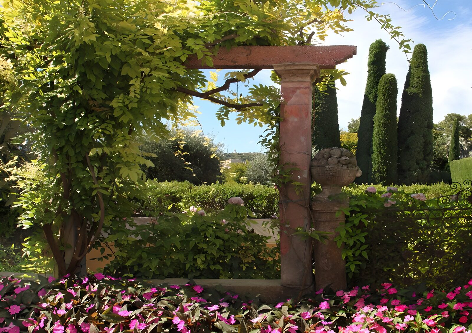 TP46732: Prachtige tuin met groen pergola en bloemen