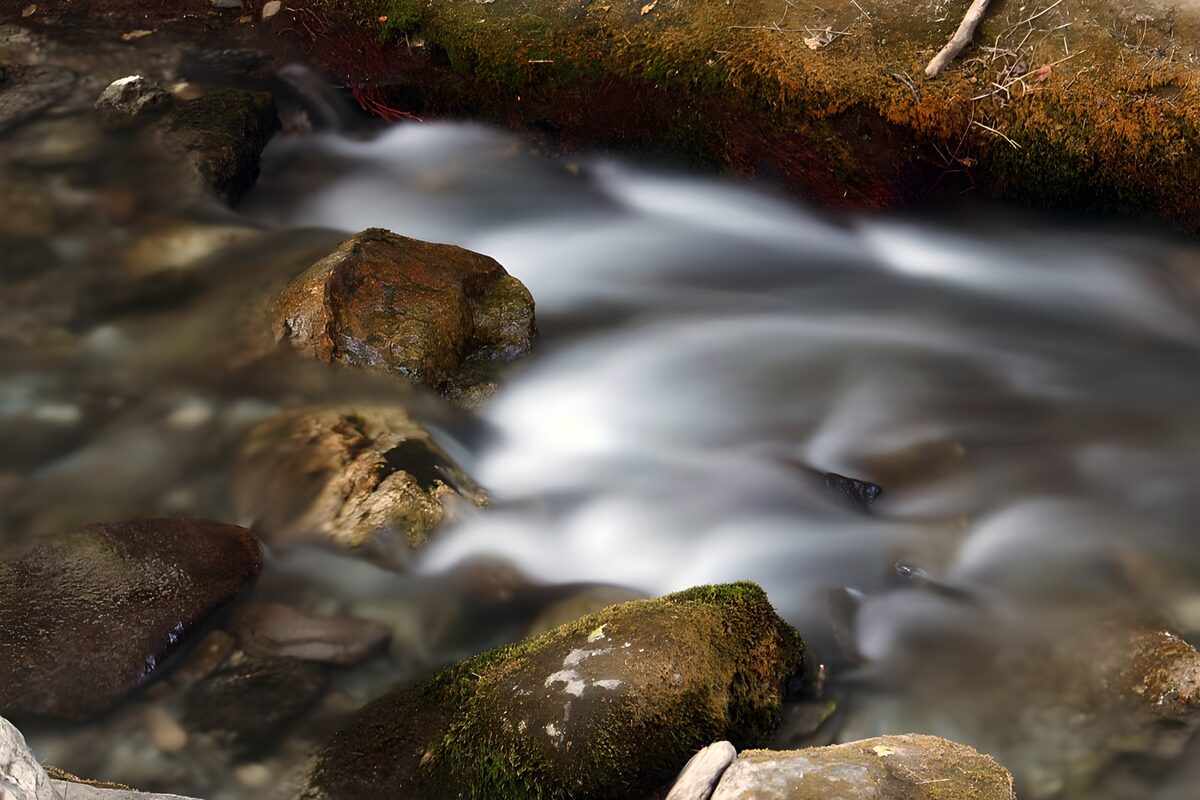 TP35888: Stroomend Water Tussen Rotsen