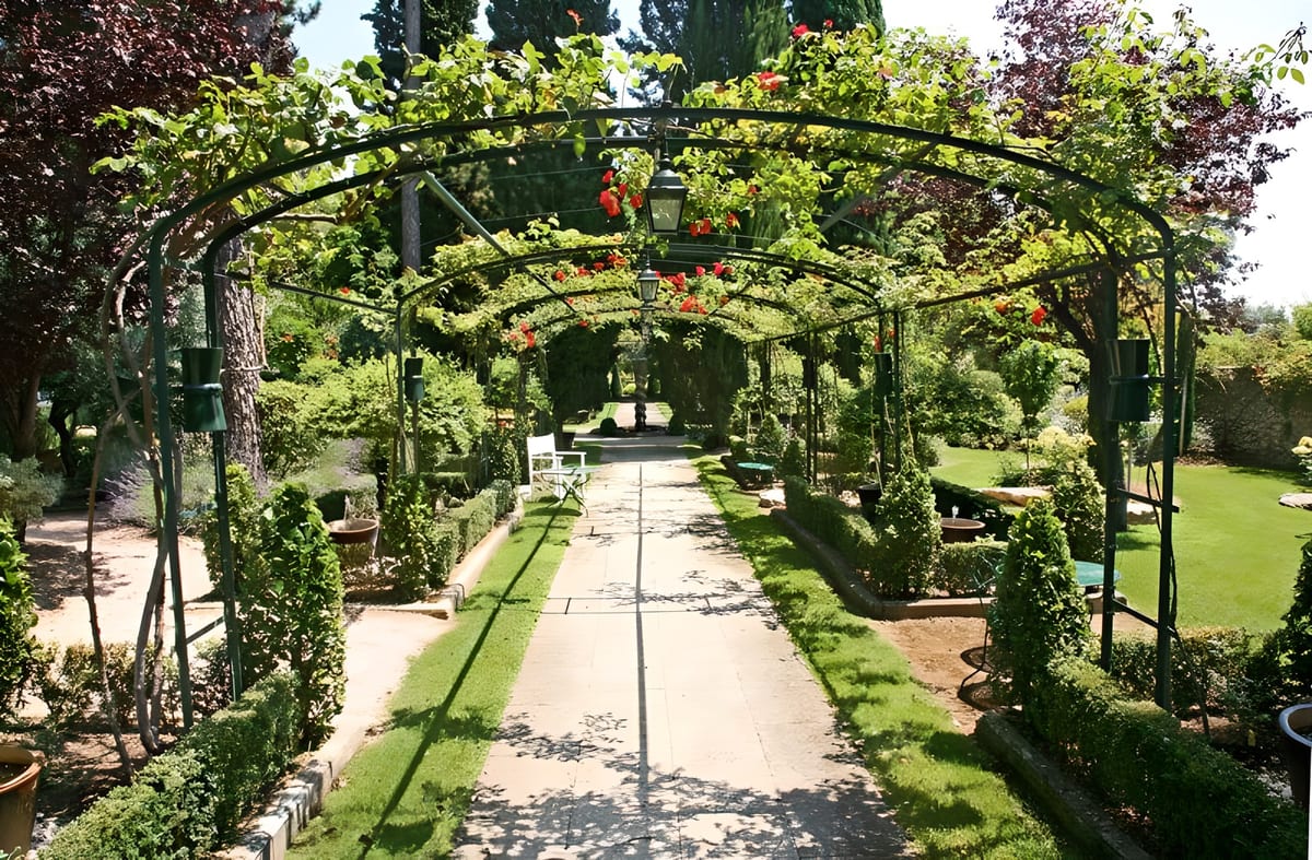 Doorkijk rozenboog in Franse tuin versie 3