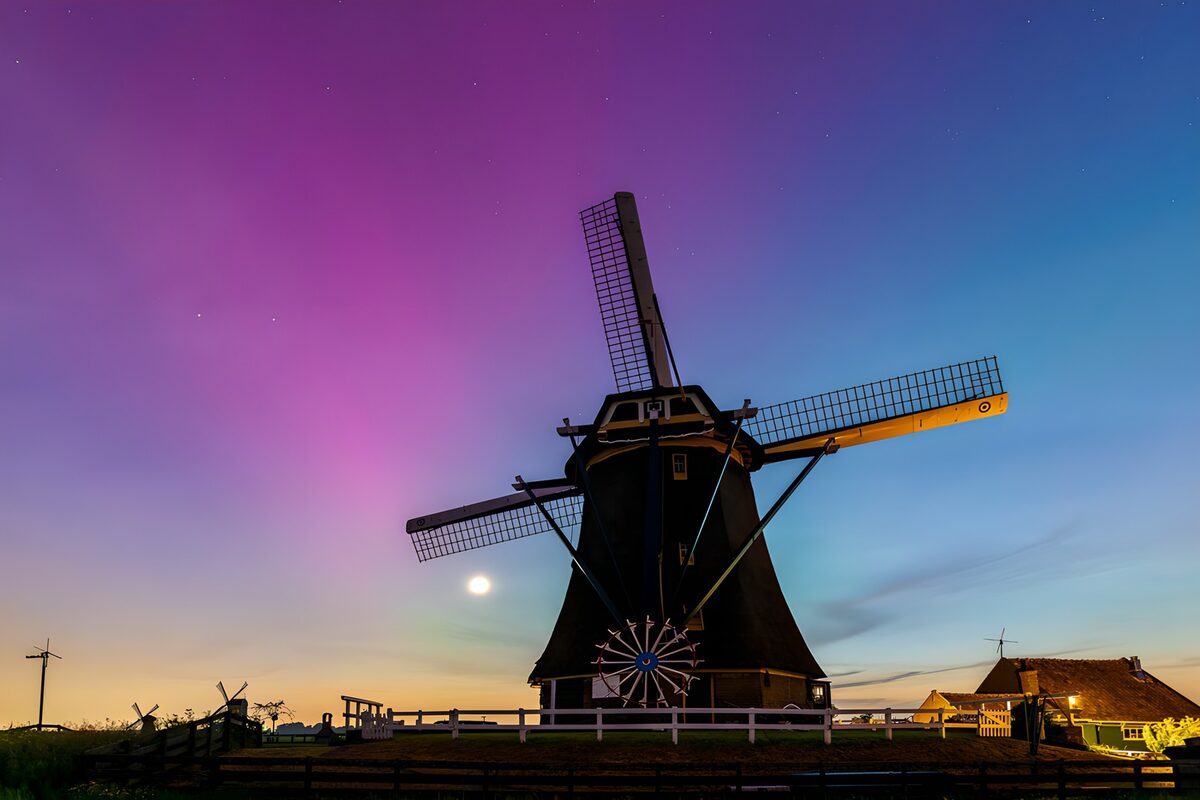 Prachtige molen onder een paarse lucht