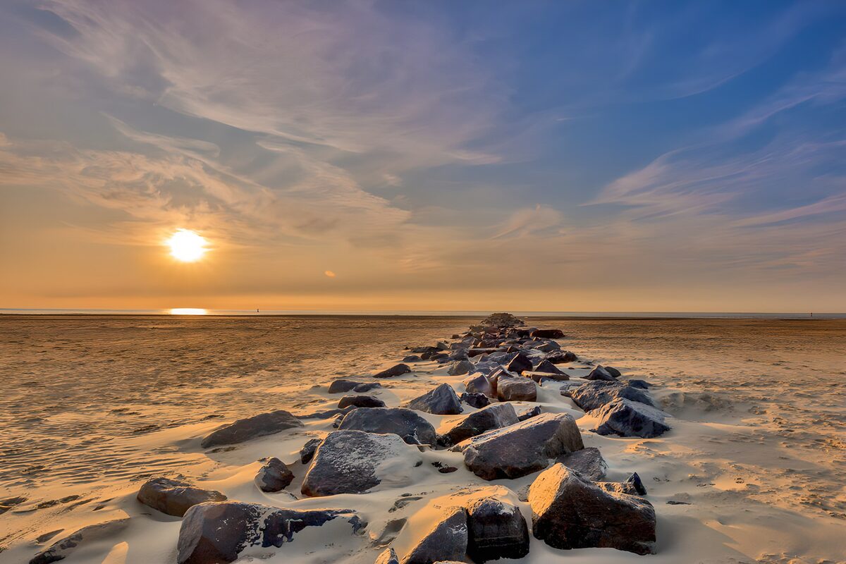 Zonsondergang boven het strand