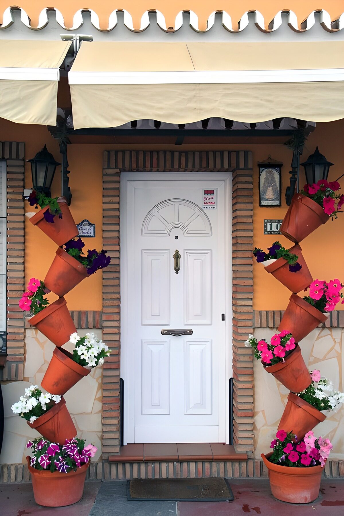 Creatieve bloempotten rond de deur
