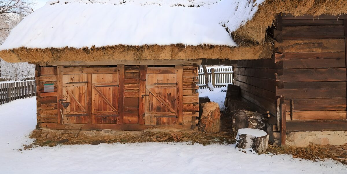 Sfeervolle schuur in de sneeuw