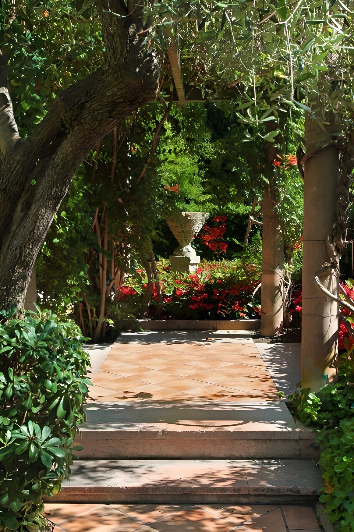 Prachtige tuinpoort met bloeiende planten