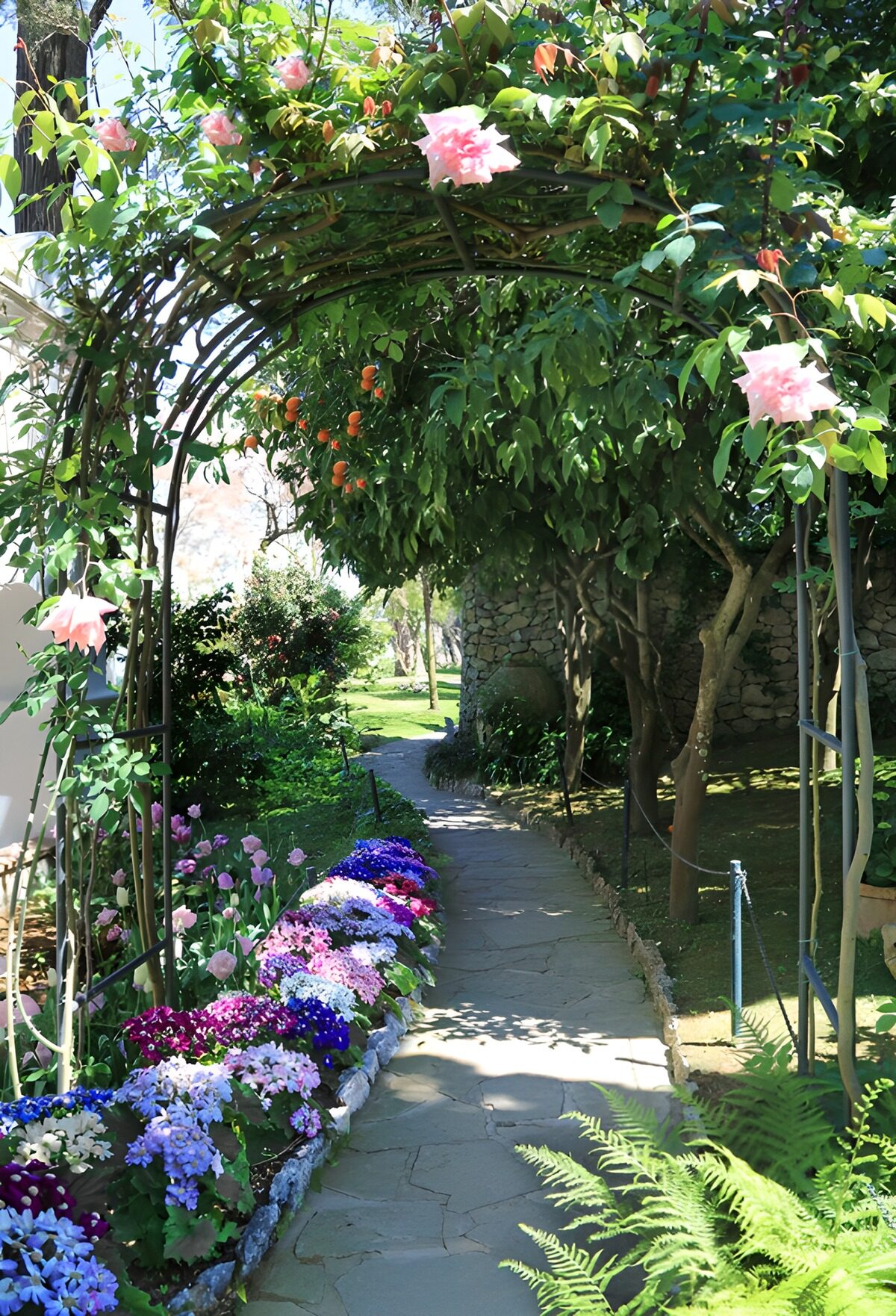 Bloemrijke Wandelgang in de Tuin