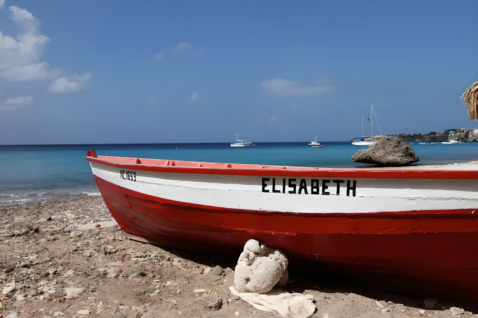 TP72070: Boot met naam Elizabeth bij de Caribische zee