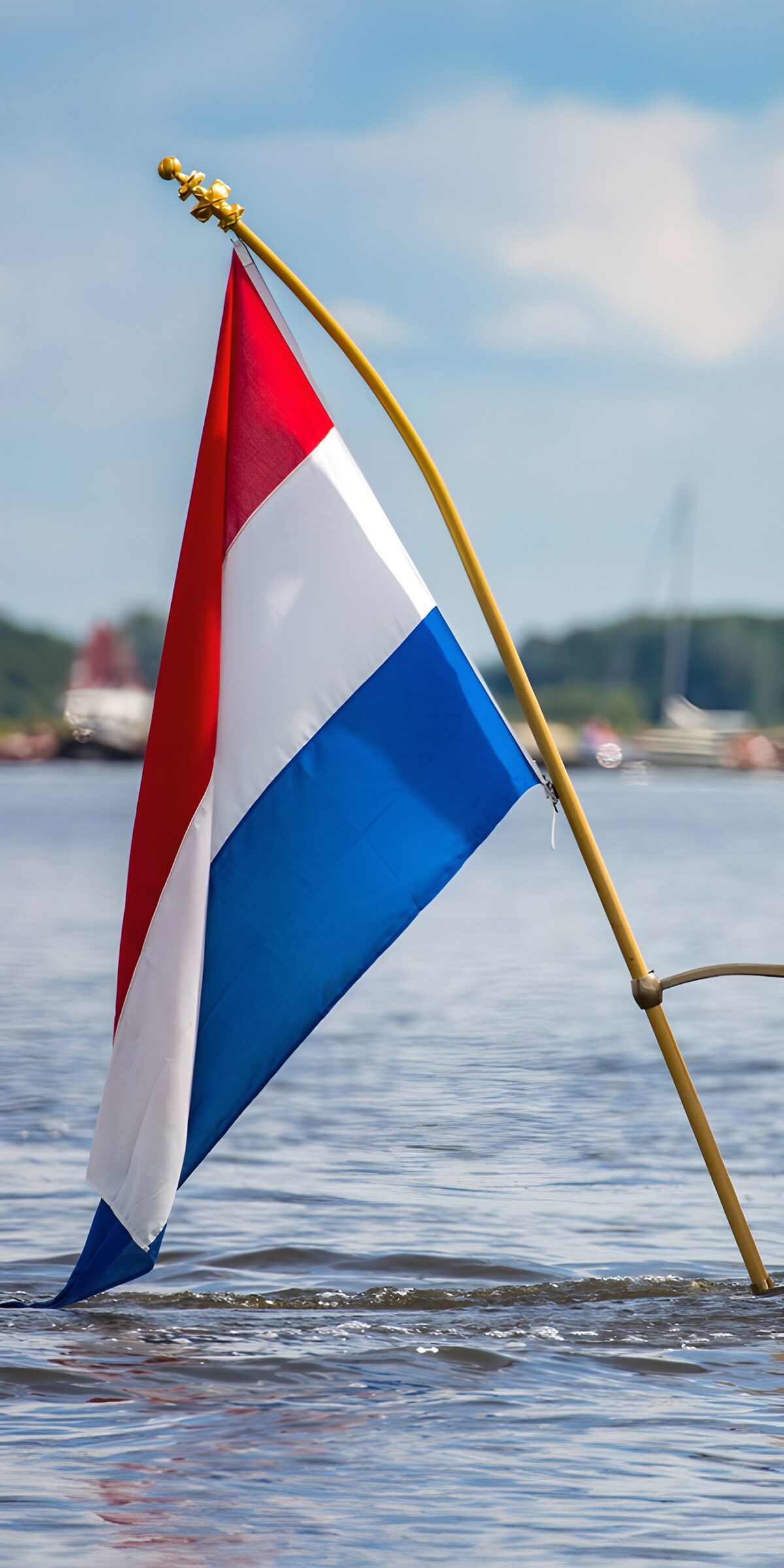 Vlag van Nederland in water