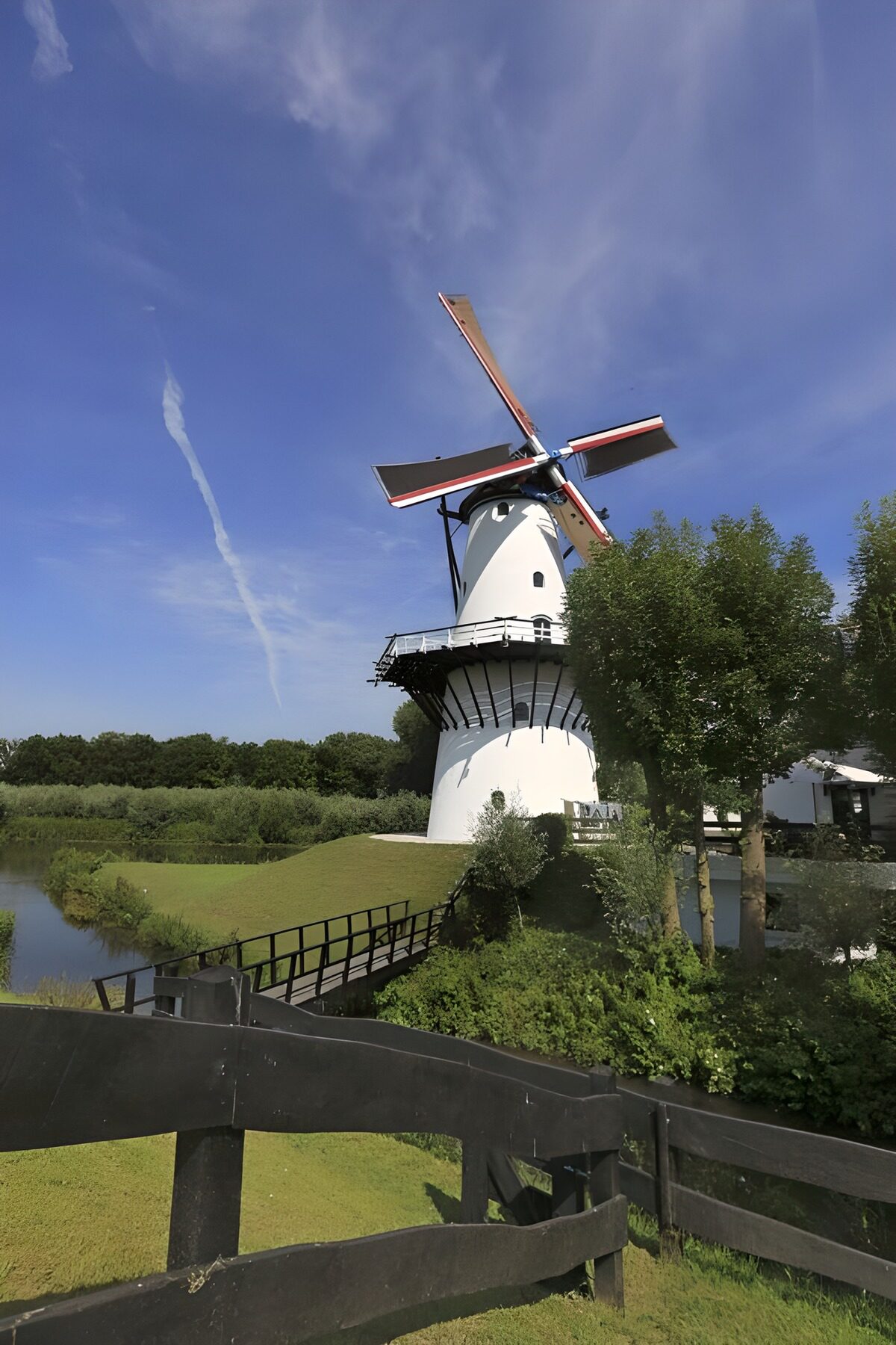 Witte molen aan het water