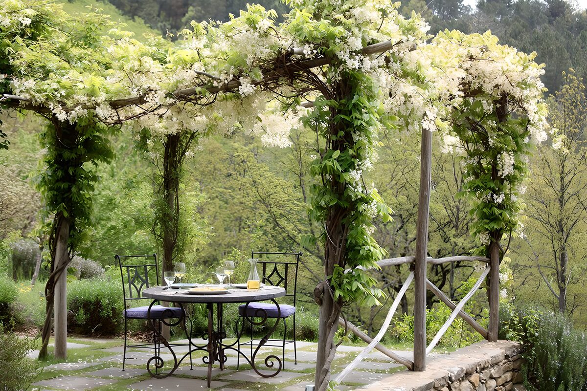 TP95605: Romantisch Terras onder Bloesems
