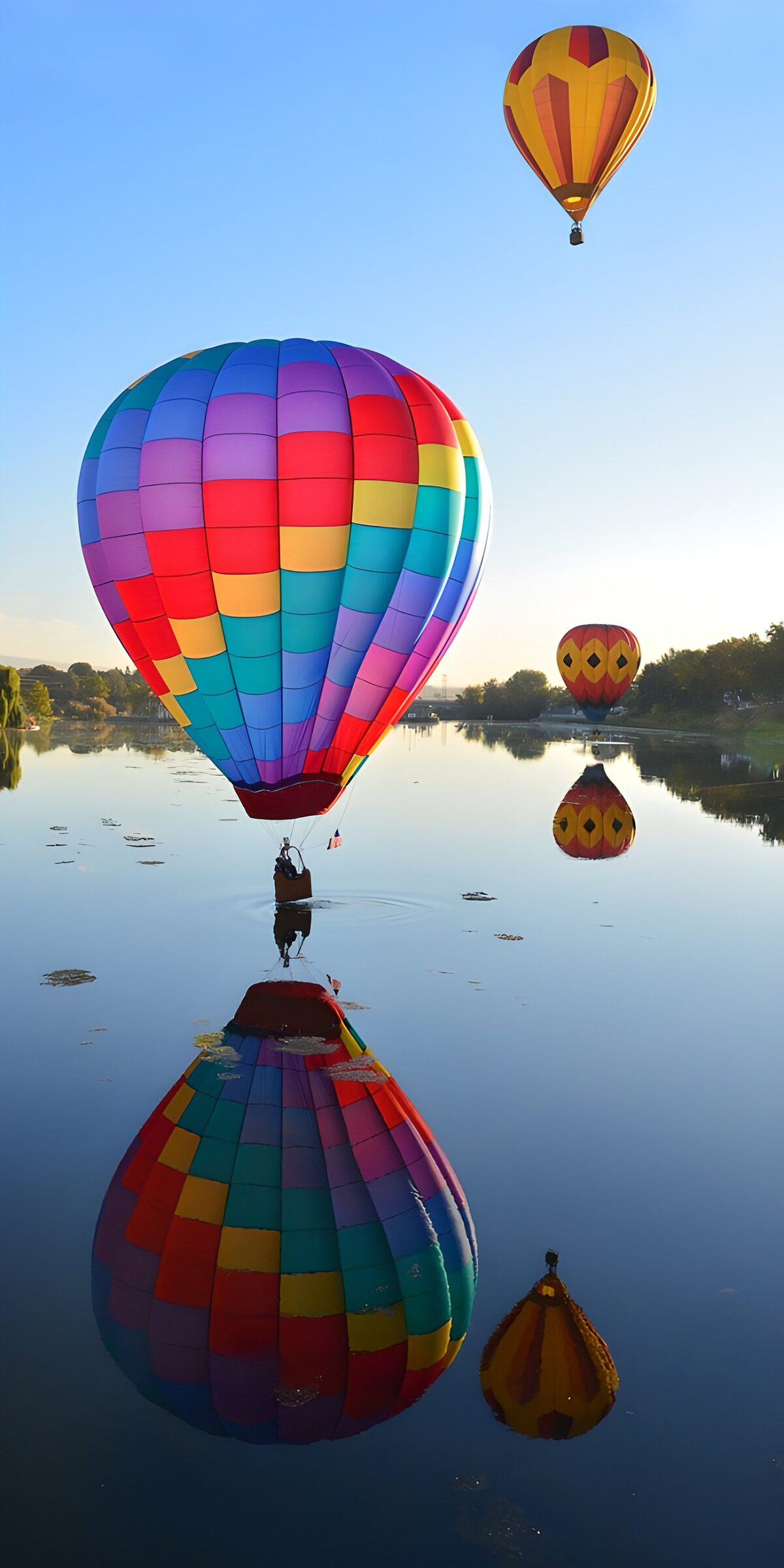 TP59513: Kleurige luchtballonnen boven het water