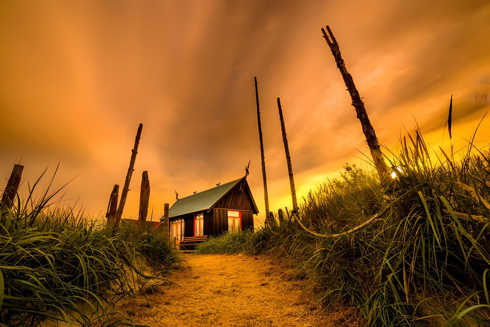TP86598: Mystieke hut onder een gouden lucht