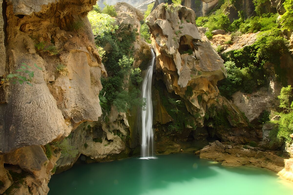 TP53373: Waterval omringd door natuur