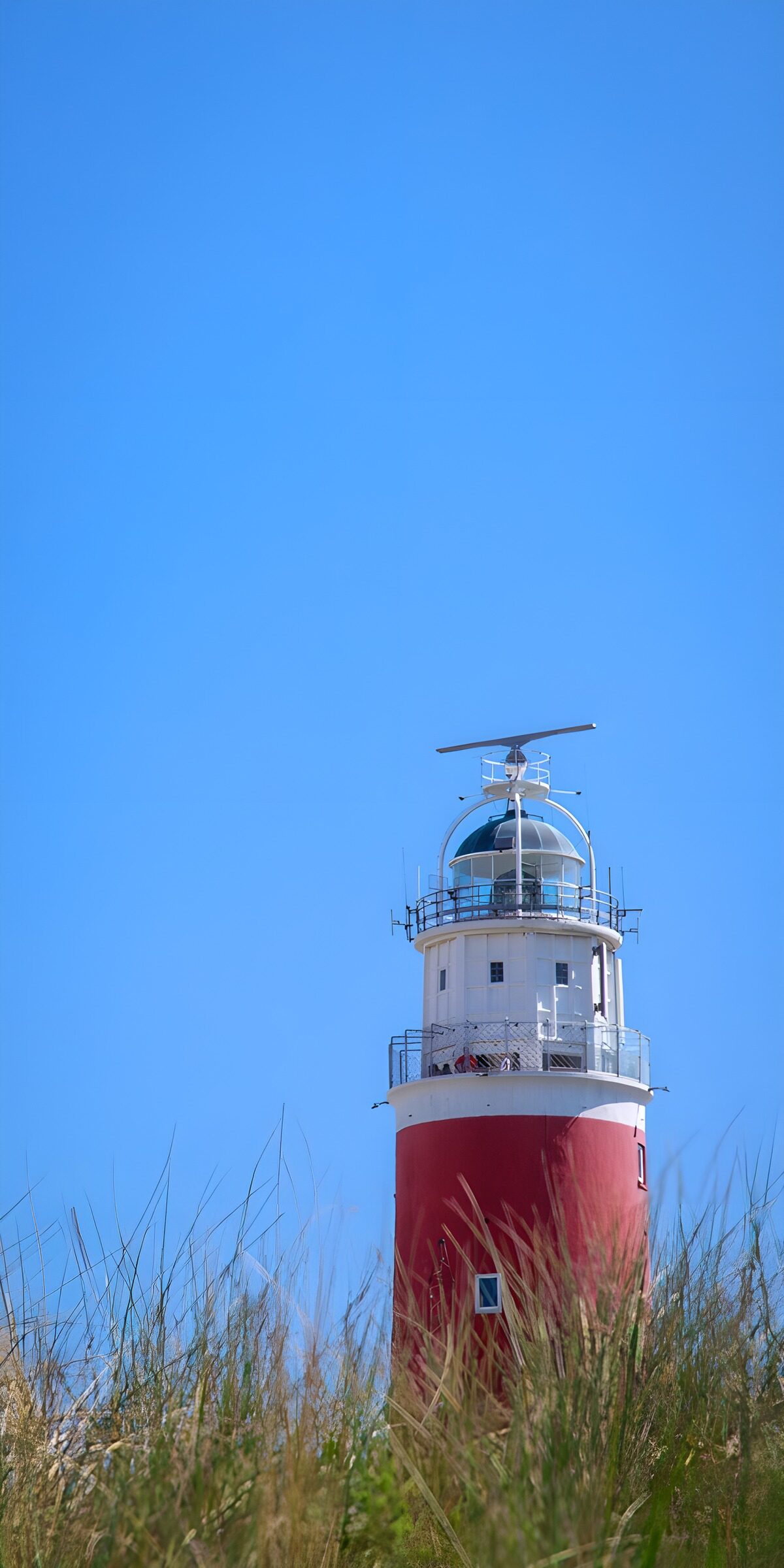 Vuurtoren onder een helder blauwe lucht