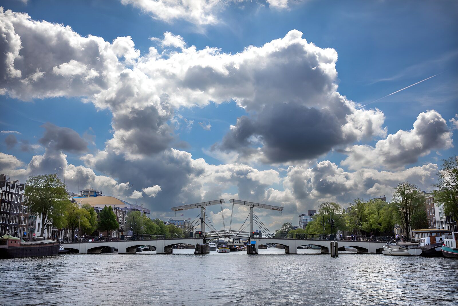 TP37728: Bruggen en Wolken boven Amsterdam