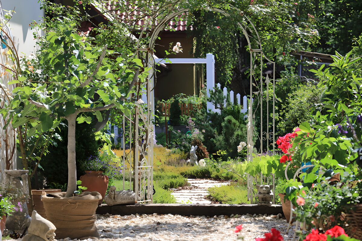 TP32894: Sfeervolle tuin met boog en bloemen