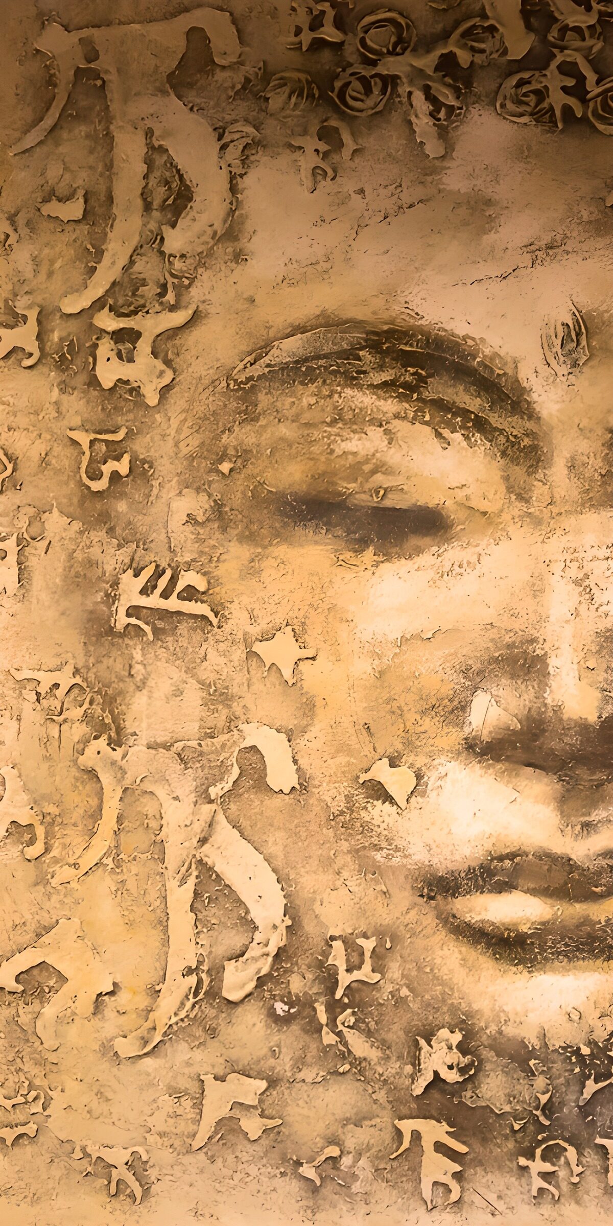 Mystieke Gezichten op een Oude Muur