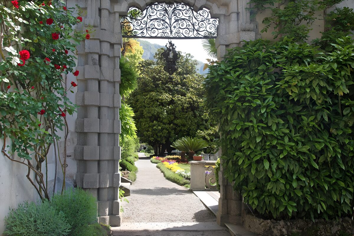 Poort naar een sprookjesachtige tuin