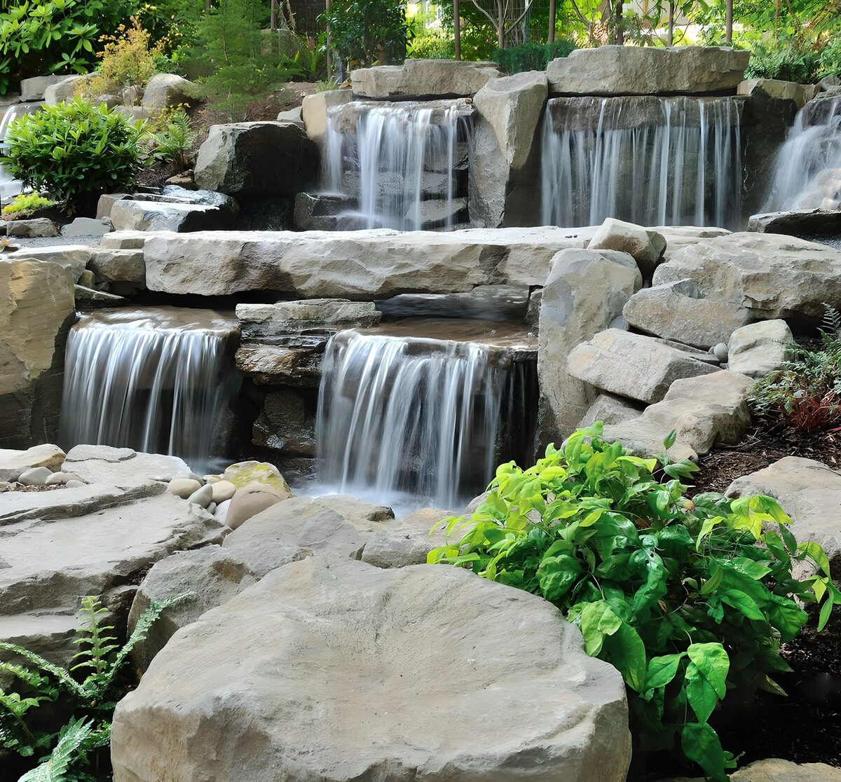 Waterval in plavei treden.